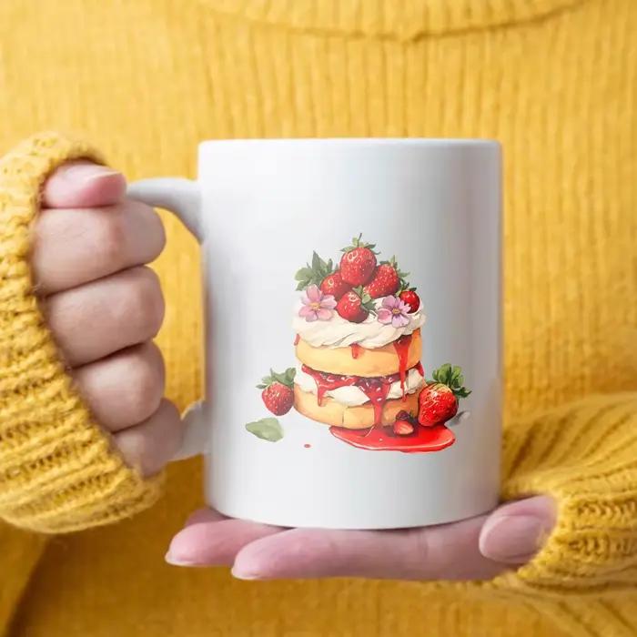 Tasse en céramique conçue avec une gâteau aux fraises blanches pour le café, le thé, le petit déjeun