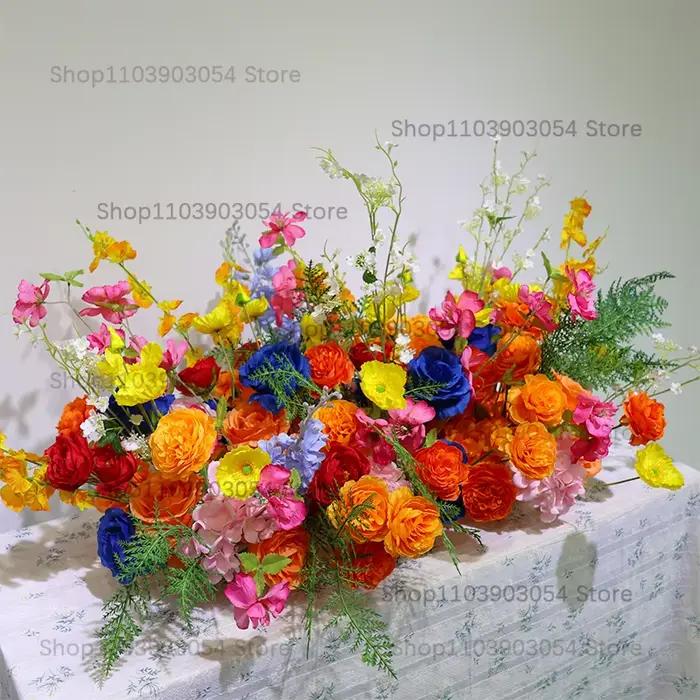 Composition florale vive et colorée orange/bleue, fleurs de pivoine et de rose, décoration de fond de scène de mariage, rangée de fleurs pour le sol, accessoire d'événement