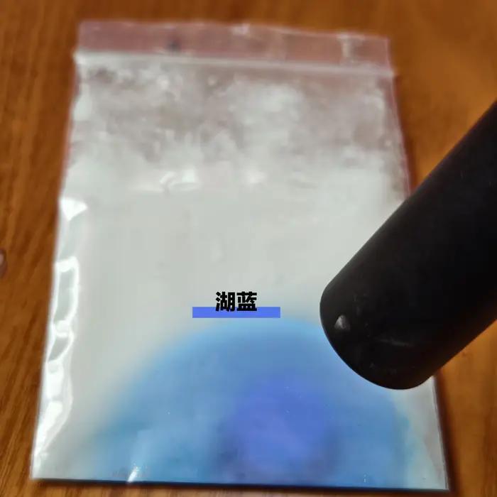 Pigment de poudre photochromique activé par le soleil en vrac changeant de couleur lors d'exposé à la lumière UV