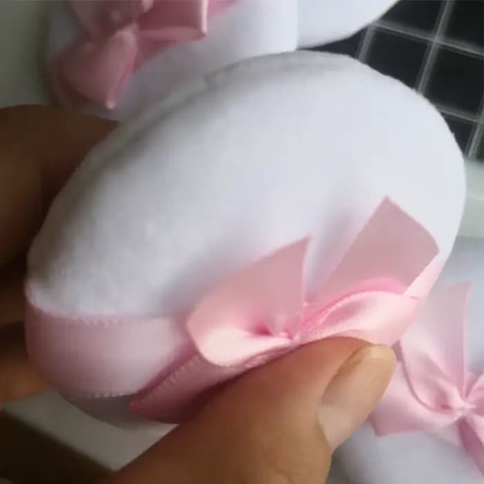 Houppettes de maquillage roses et blanches