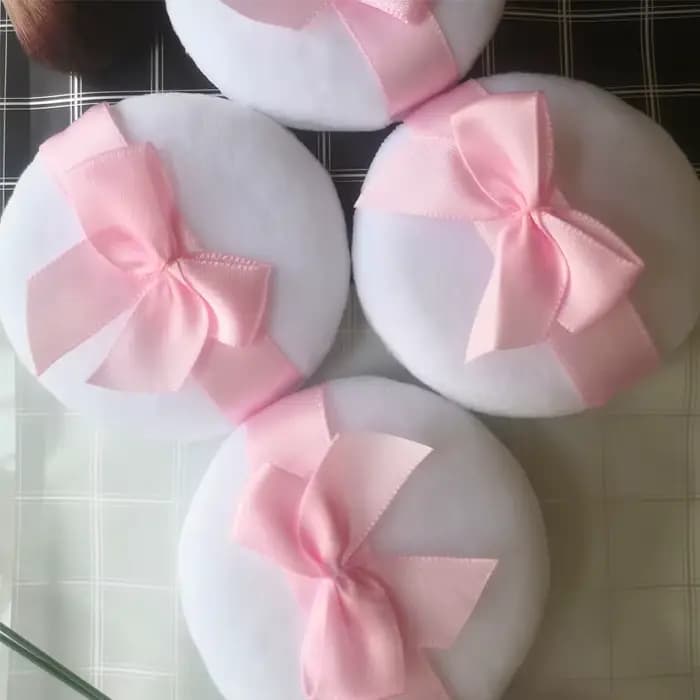 Houppettes de maquillage roses et blanches