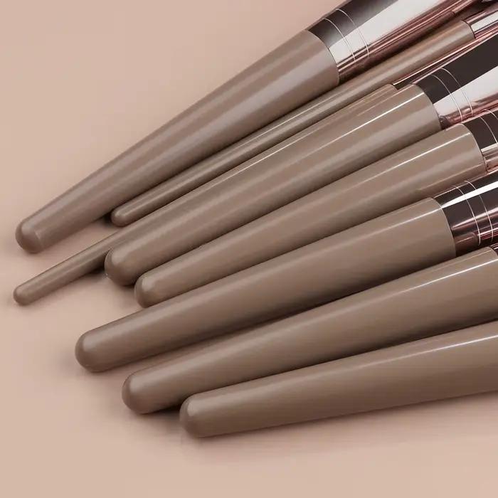 Pinceaux de maquillage marron