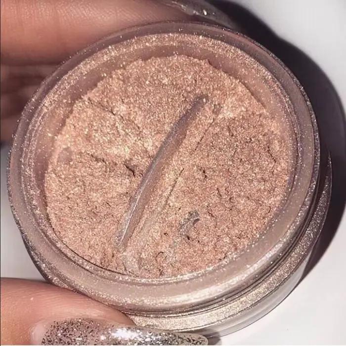Poudre bronzante à haute pigmentation pour le contour du visage