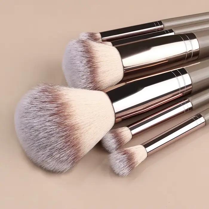 Pinceaux de maquillage marron