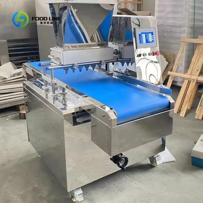 Machine automatique de distribution de pâte à brownie personnalisée et efficace, machine à cupcakes, machine de portionnement de muffins pour boulangerie et usine de desserts