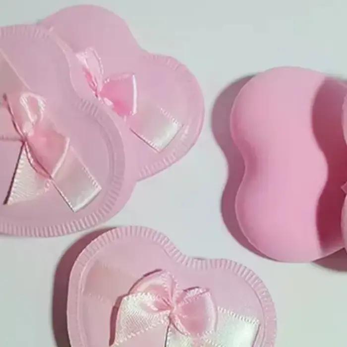 Bouffantes de poudre de maquillage avec nœud en forme de cœur