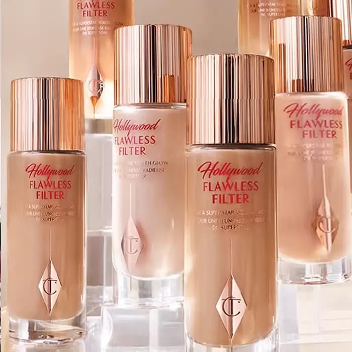 Charlotte Tilbury CT Highlighter Foundation : Poudre compacte hydratante et illuminatrice pour un maquillage longue tenue