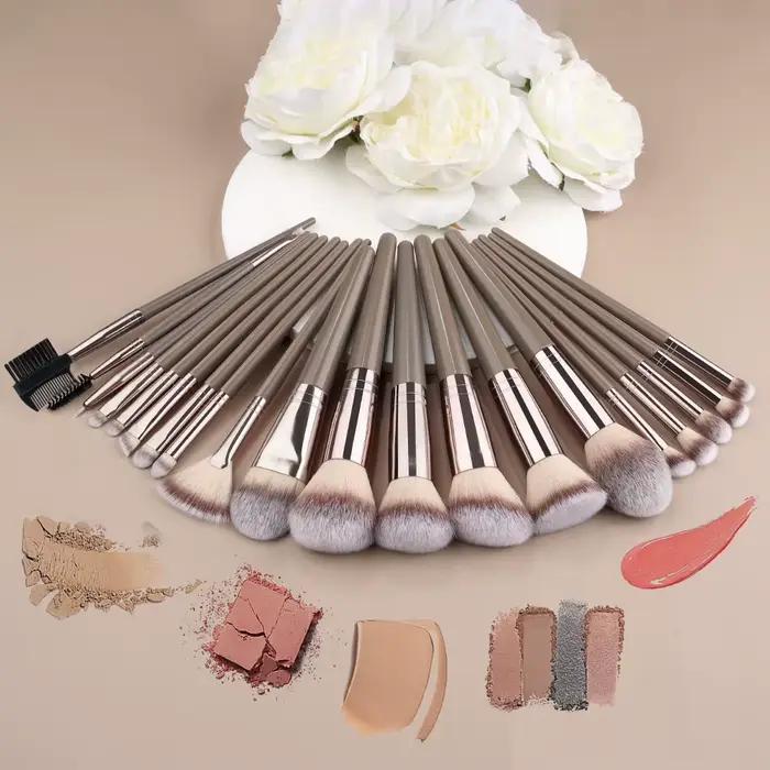 Pinceaux de maquillage marron