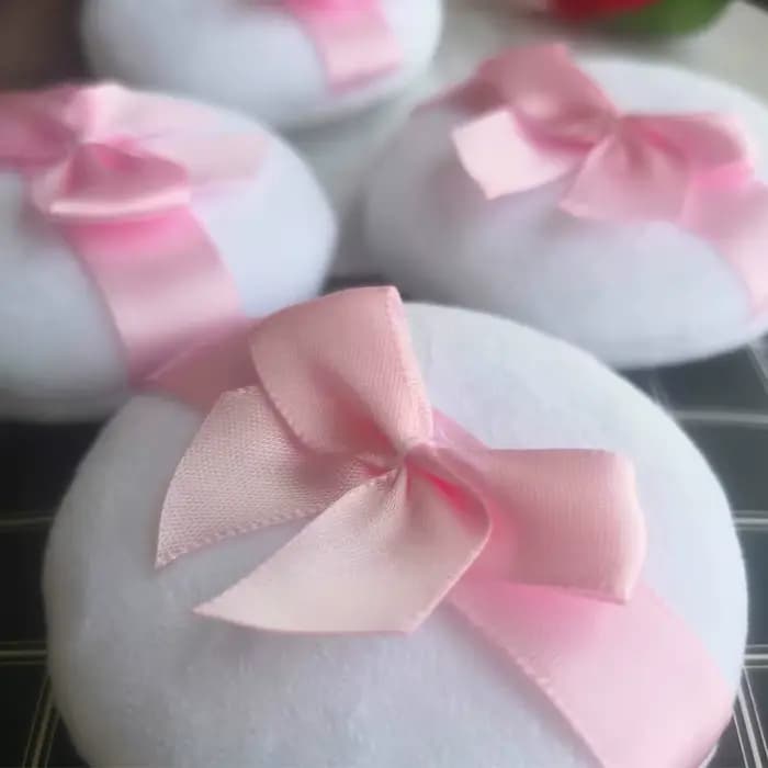 Houppettes de maquillage roses et blanches