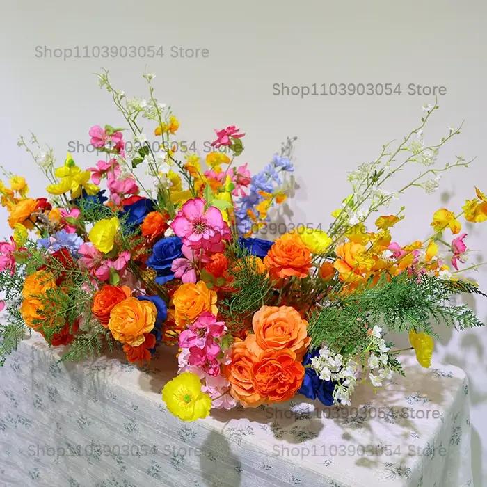 Composition florale vive et colorée orange/bleue, fleurs de pivoine et de rose, décoration de fond de scène de mariage, rangée de fleurs pour le sol, accessoire d'événement