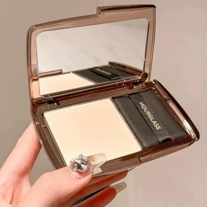 HOURGLASS – poudre de réglage pressée mate légère