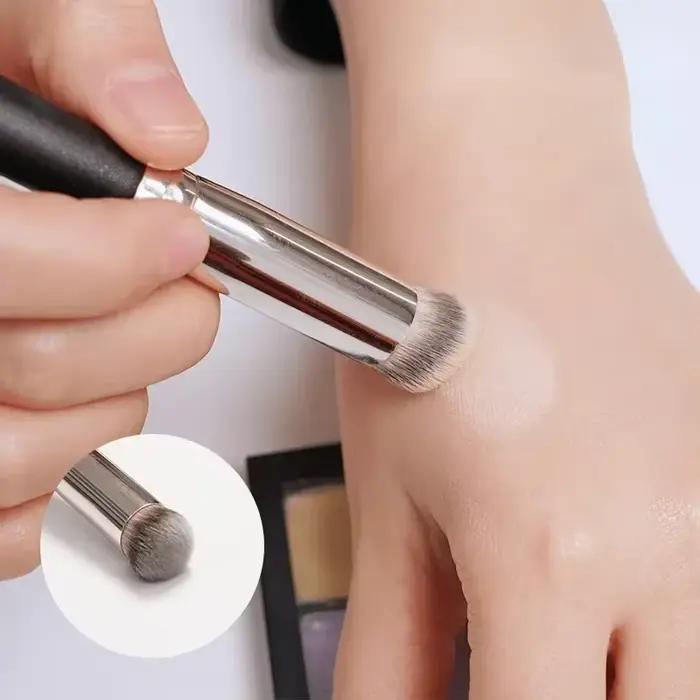 Pinceau correcteur de fond de teint