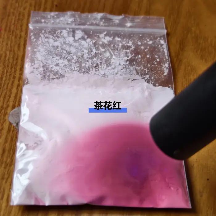Pigment de poudre photochromique activé par le soleil en vrac changeant de couleur lors d'exposé à la lumière UV