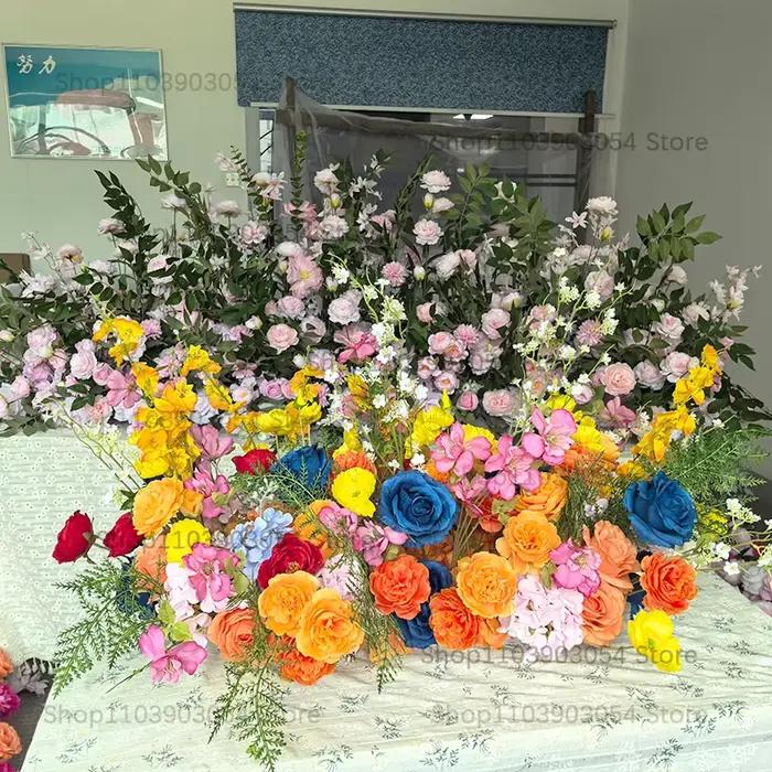 Composition florale vive et colorée orange/bleue, fleurs de pivoine et de rose, décoration de fond de scène de mariage, rangée de fleurs pour le sol, accessoire d'événement