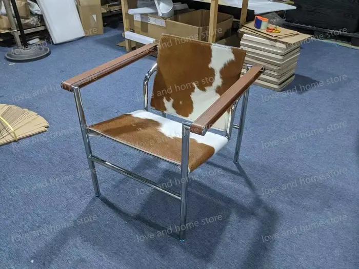 Chaise de fauteuil de style Kevin en cuir PU, cuir de vache, cadre en acier inoxydable, salon, loisirs, corbusier facilement
