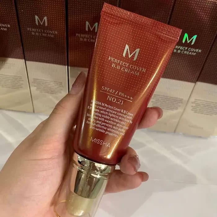 BB crème 50ml nuances 21 et 23 contour parfait pour un maquillage nu naturel Look correcteur fond de teint primaire hydratant