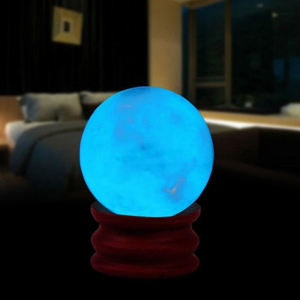 Boule lumineuse bleue de sphère de cristal de Quartz de 35MM brillent dans la pierre sombre avec la 