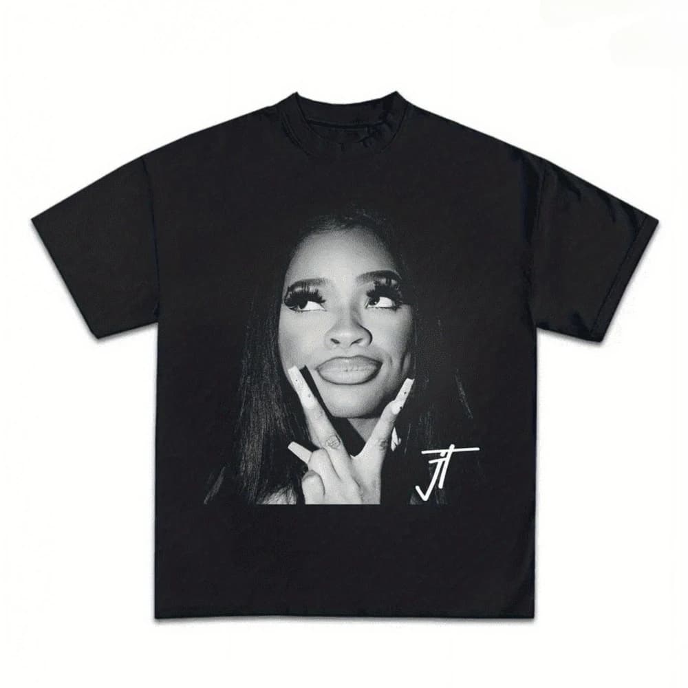 T-shirt graphique JT Rapper unisexe noir - T-shirt à col rond avec logo JT et graphisme distinctif.