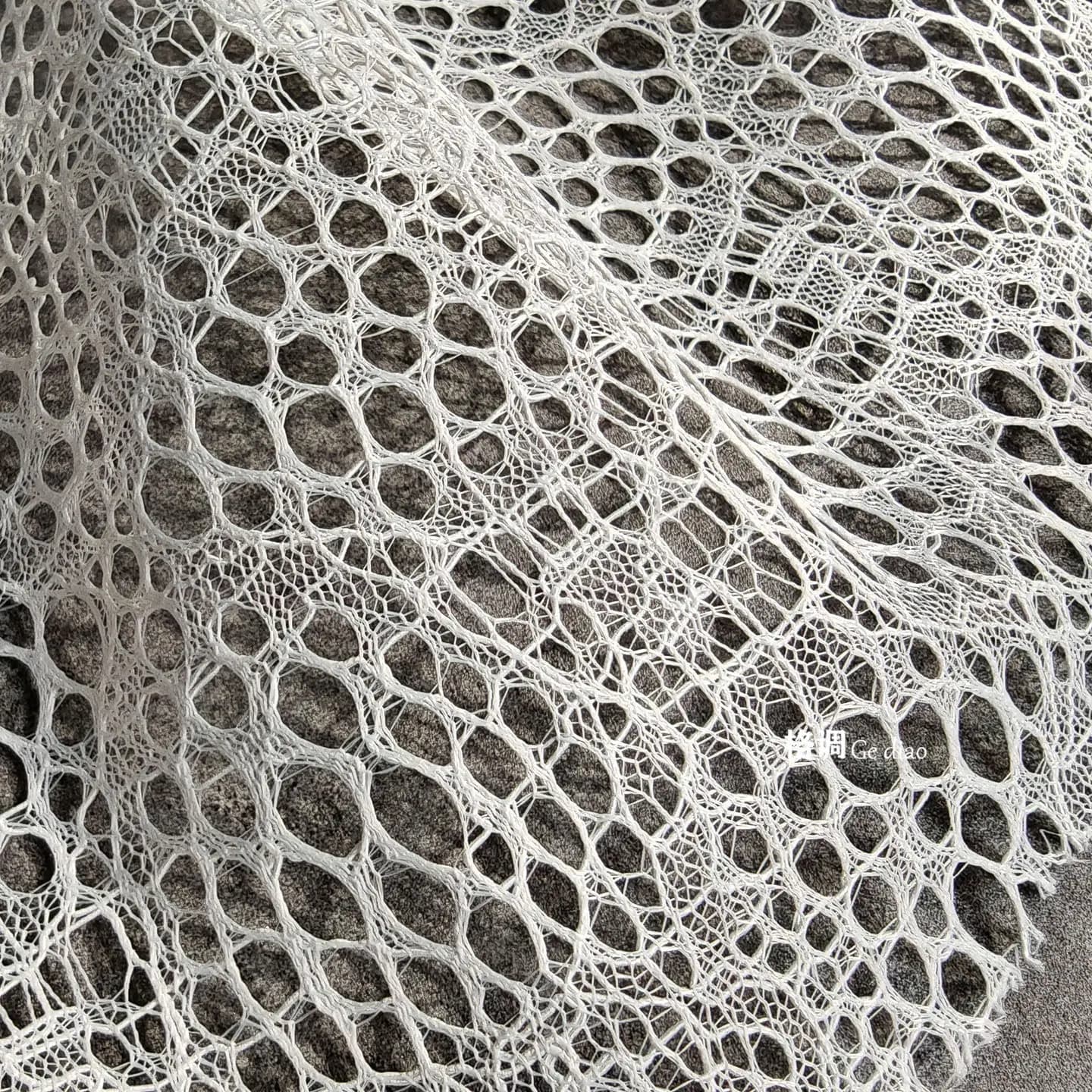Tissu en dentelle résille irrégulière noir et blanc L50cm x L150cm, maille transparente pour la conf