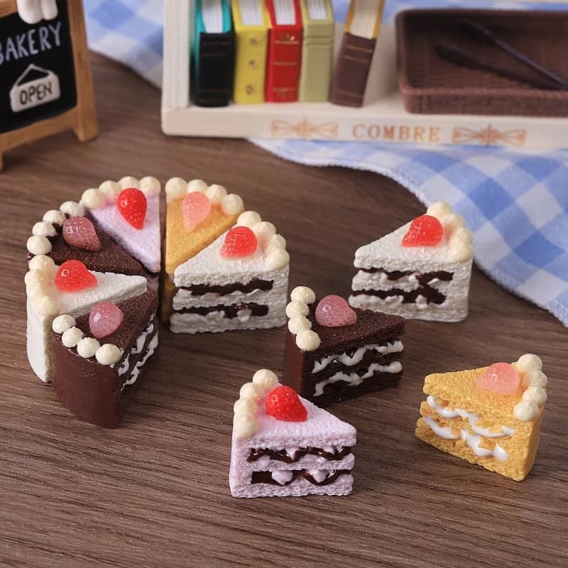 Lot de 5 mini gâteaux triangulaires à la crème de fraise, modèle en résine, pendentif dessert simulé