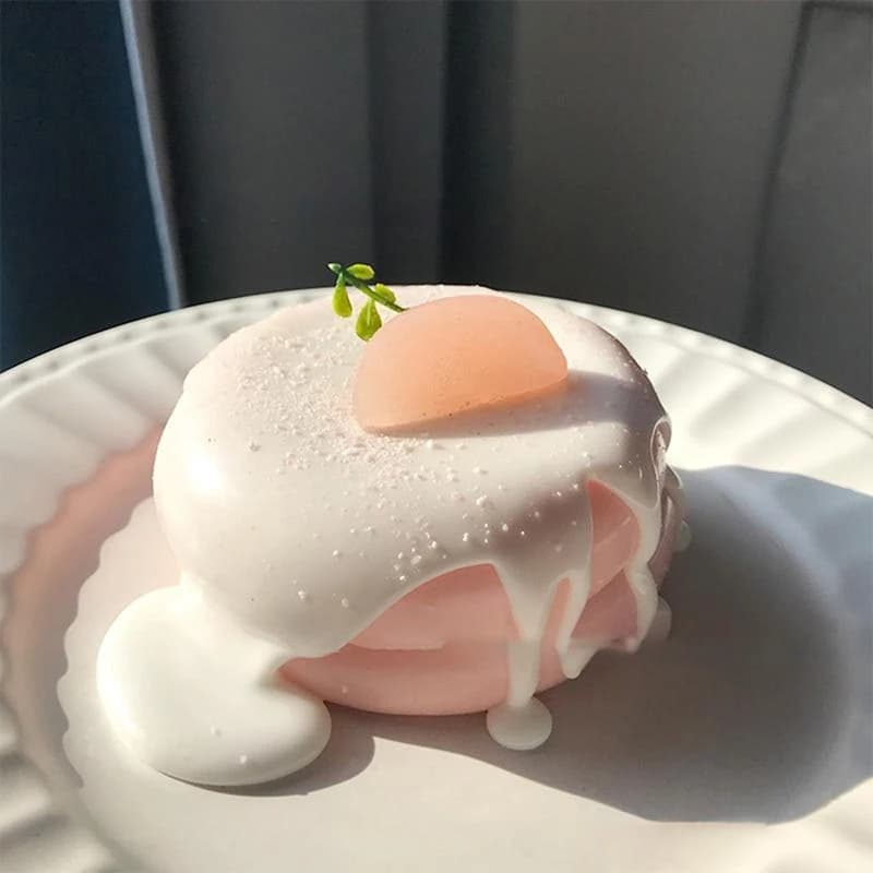 Jouet soufflé à la fraise avec une texture douce et crémeuse et un aspect alimentaire réaliste, parf