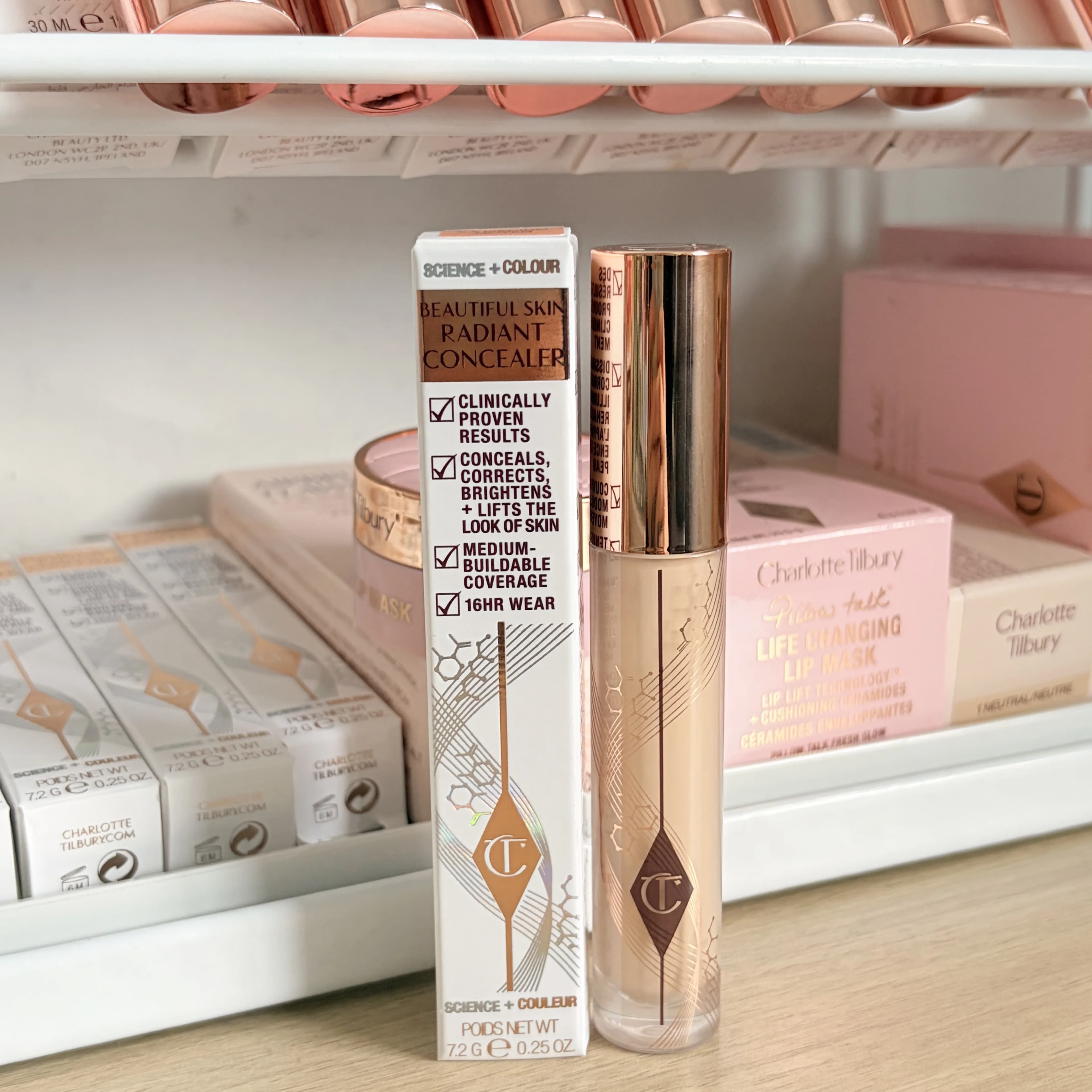 Charlotte Tilbury correcteur d'essence adoucissante miel éclaircissant dans le visage couvrant les t