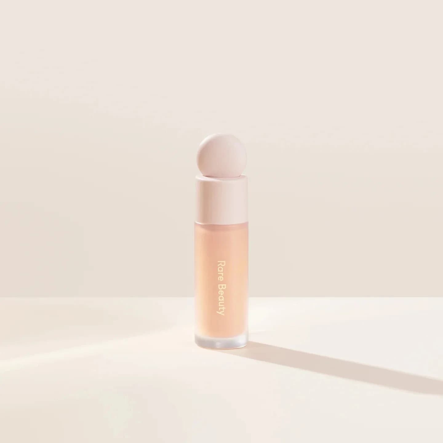 Nouveau fond de teint liquide Rare Beauty Liquid Touch Weightless, couvrant naturellement les imperf