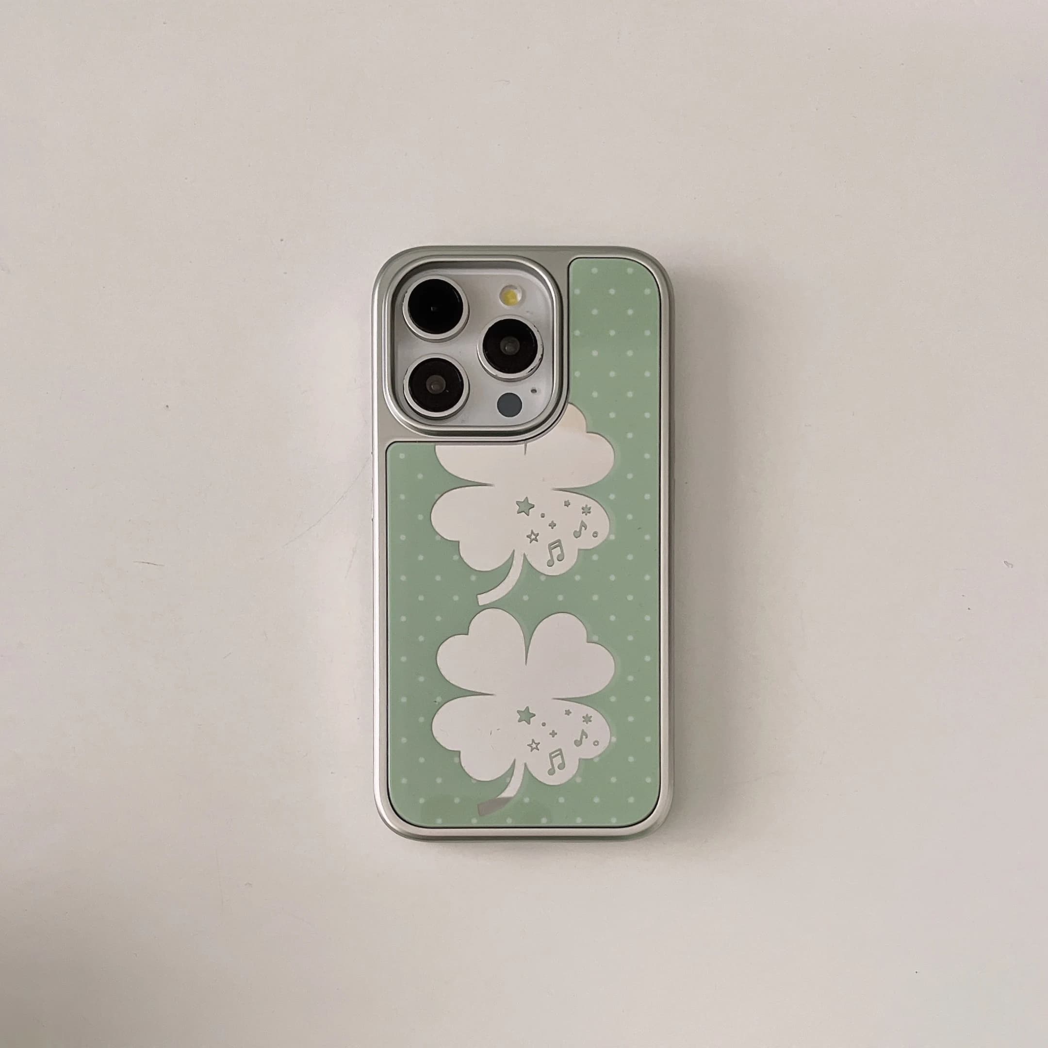 Ins miroir fond vert à pois trèfle à quatre feuilles pendentif coque de téléphone pour iPhone 17 16
