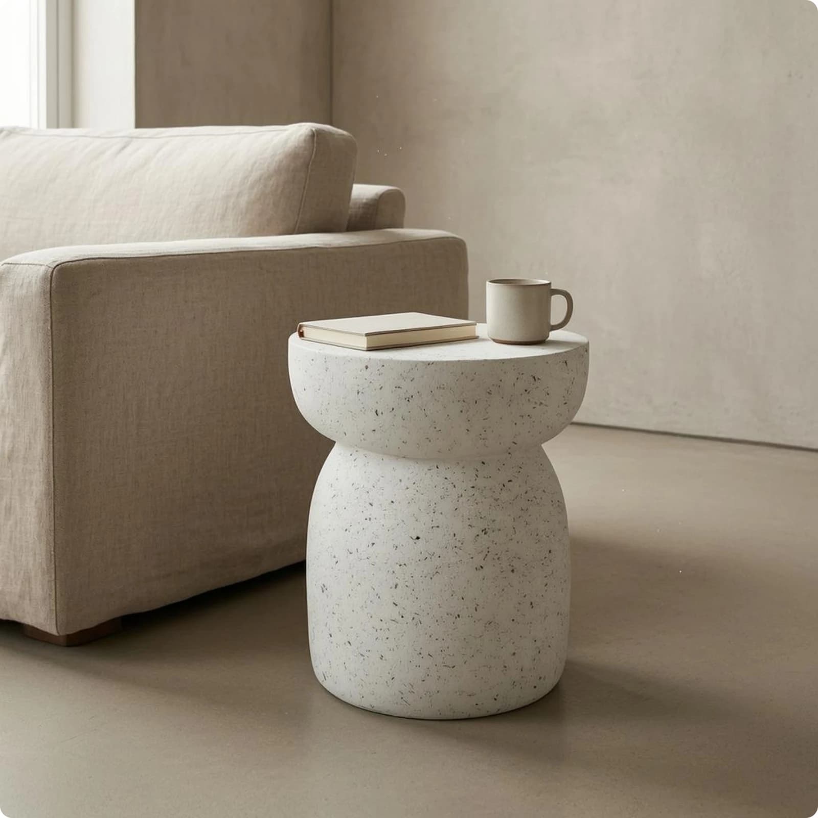 Table d'appoint sur piétement sculptural, petite table d'appoint, mobilier de maison compact et auto