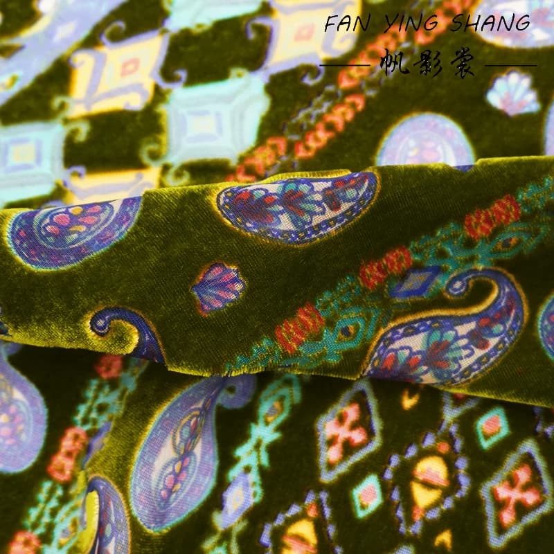 Tissu en velours brûlé à motifs Paisley colorés et fleurs vertes 2026 pour robe et chemise – Tissus