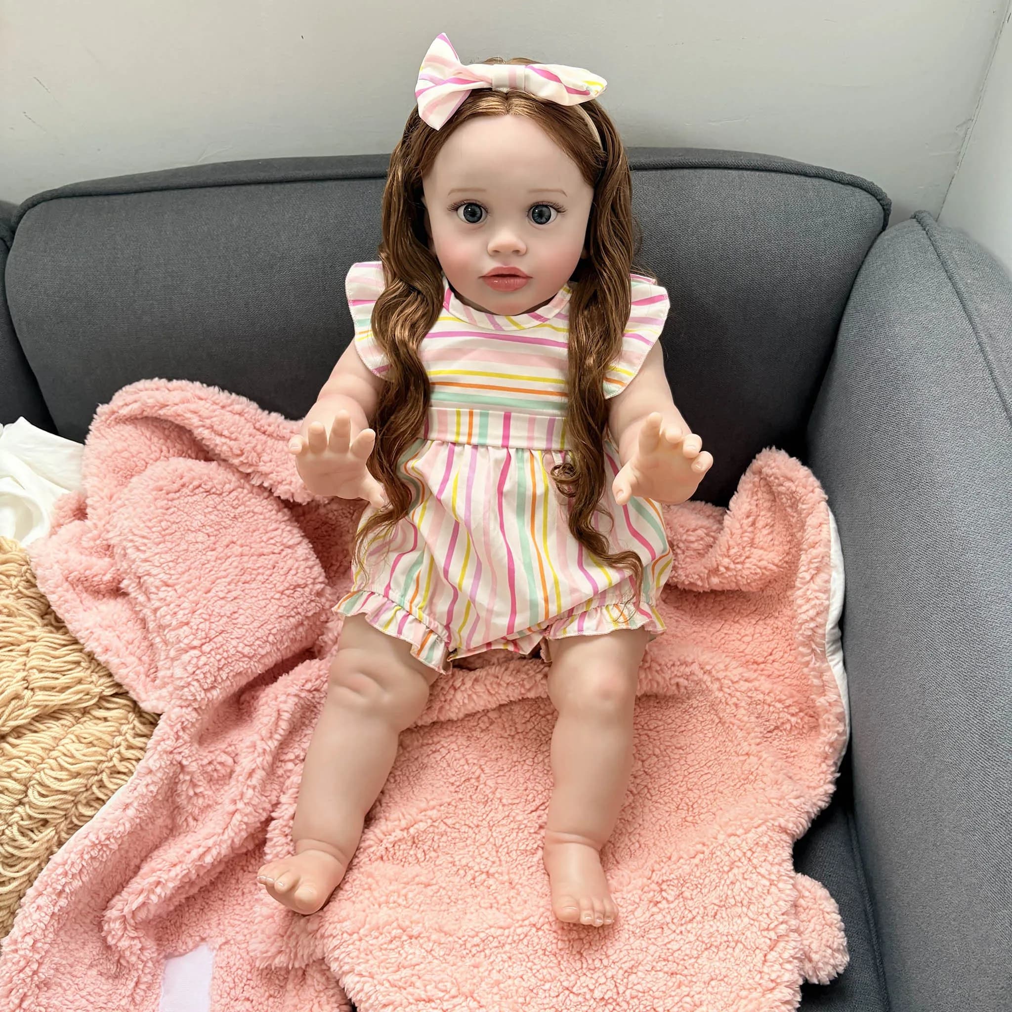 Poupée Reborn Fille Réaliste Pippa 25 Pouces avec Cheveux Longs Bouclés, Peau Peinte à Plusieurs Cou