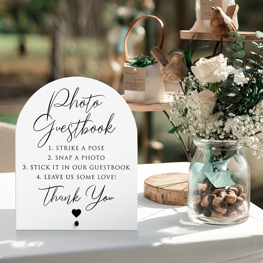 Une carte de bienvenue de 24 x 20 cm où les invités peuvent laisser leurs photos, coller dans le liv