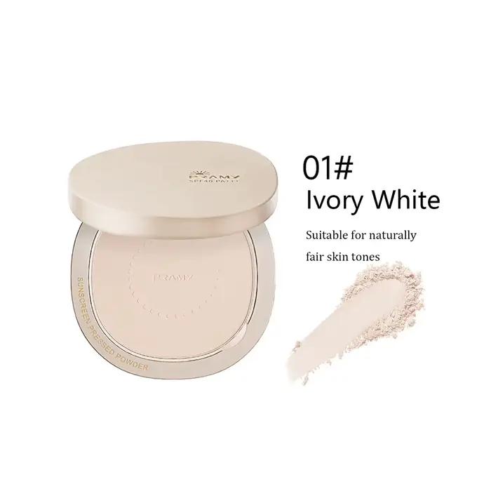 Poudre compacte solaire PRAMY, texture fine, légère et non-cakey, effet flou doux, contrôle du sébum