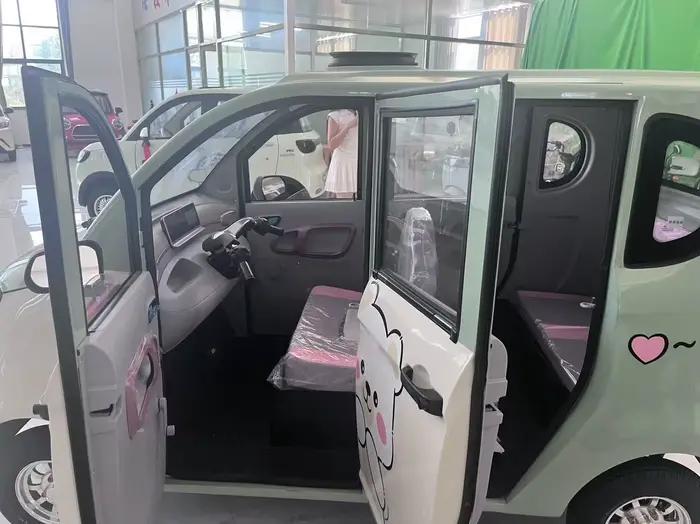 Véhicule électrique à quatre roues, véhicule de déplacement pour personnes âgées à basse vitesse, ce