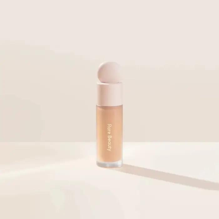Fond de Teint Fluide Luxe Rare Beauty Effet Léger Couvre Naturellement les Imperfections, Cernes, Ta