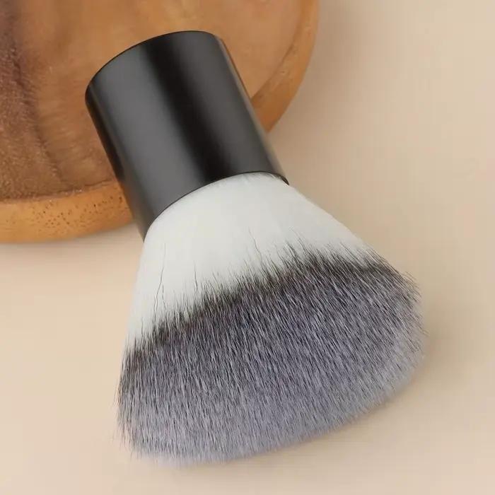 Pinceau Kabuki moelleux pour une application parfaite du fond de teint, du bronzer, de l'illuminateu