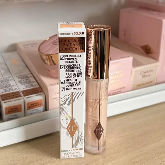 Correcteur de teint éclaircissant Honey de la marque Charlotte Tilbury, tendance du moment, pour cou