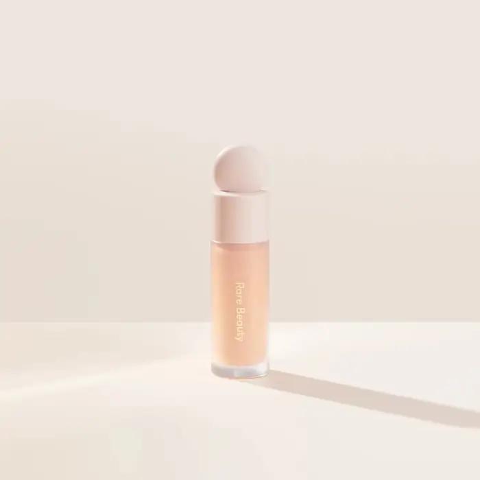 Nouveau fond de teint liquide Rare Beauty Liquid Touch Weightless, couvrant naturellement les imperf