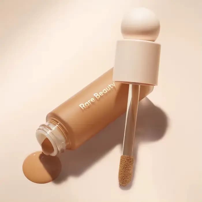 Fond de teint liquide soyeux Rare Beauty pour le visage