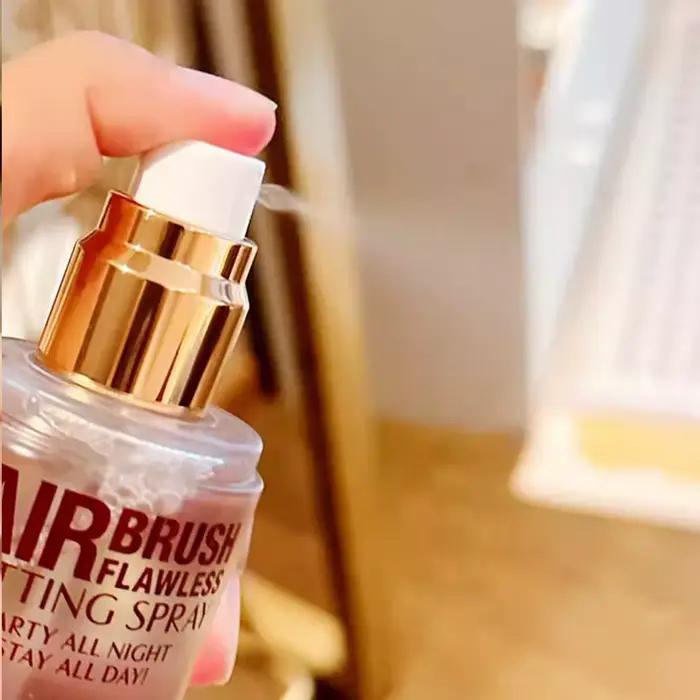 Spray fixateur de maquillage, blush et illuminateur Charlotte Tilbury : pour un teint éclatant, une peau lisse et des lèvres sublimes