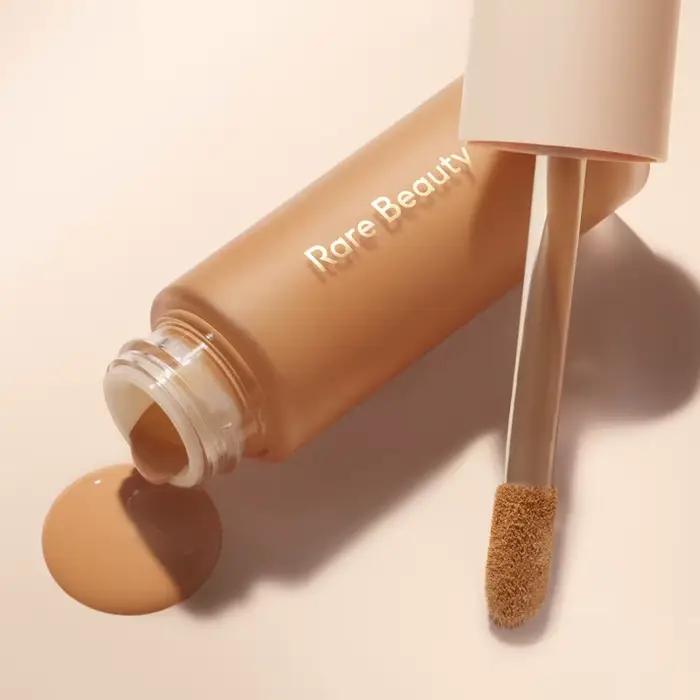 Poudre pressée teintée Rare Beauty True To Myself, effet flou instantané, lisse, réduit le brillant et fixe le maquillage avec un fini naturel