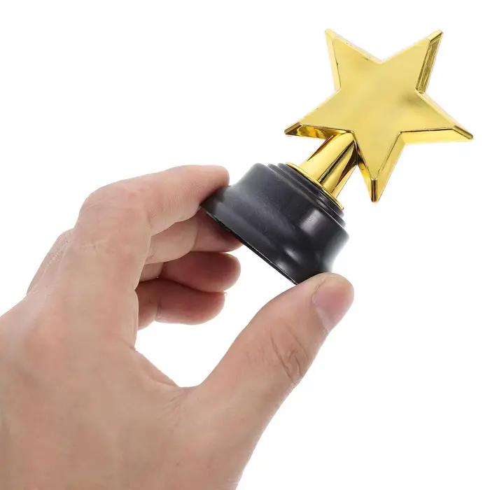 6 mini trophées étoiles dorées – Cadeaux de fête et prix de jeu pour les remises de diplômes de maternelle, les compétitions et les récompenses