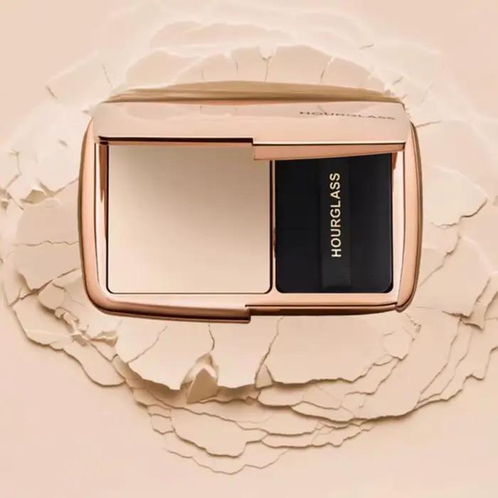 HOURGLASS – poudre de réglage pressée mate légère