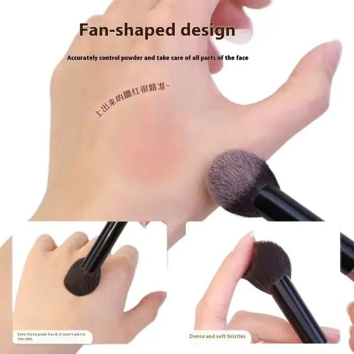 Petit pinceau à Blush en forme d'éventail