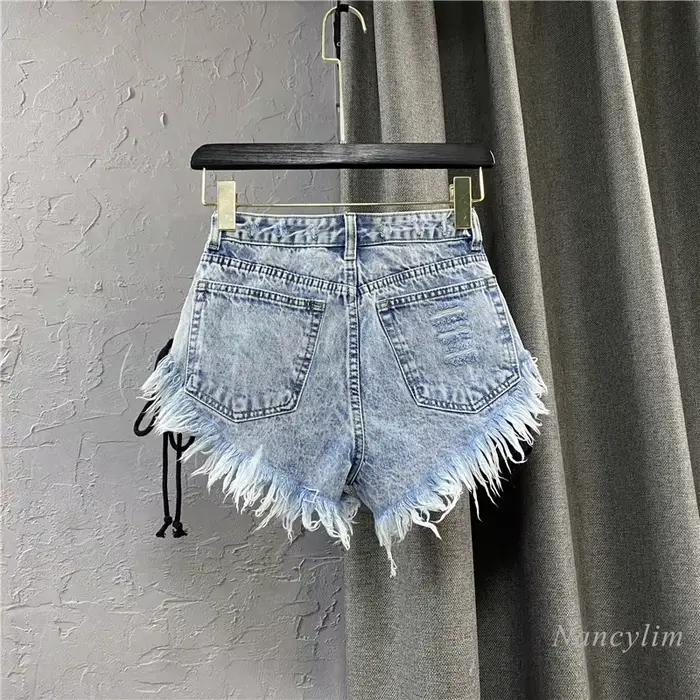 Shorts en jean taille basse pour femme 2026, nouvelle collection, taille haute, simple boutonnage, délavé, effet usé, avec bretelles croisées et déchirures latérales, sexy, style hot pants