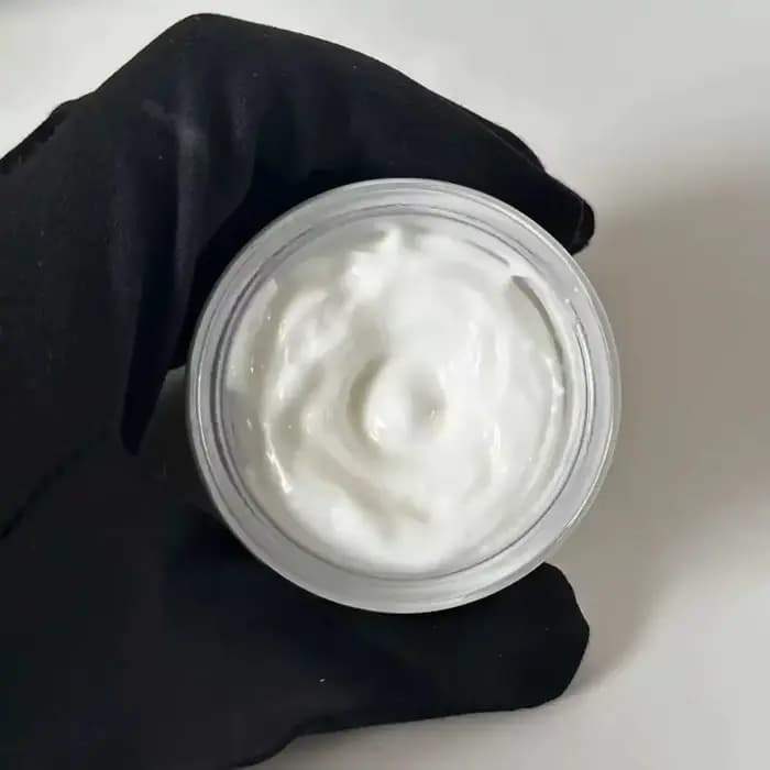 Crème pour le visage VELVET NOURISHING CREAM avec fleurs de safran 50ml