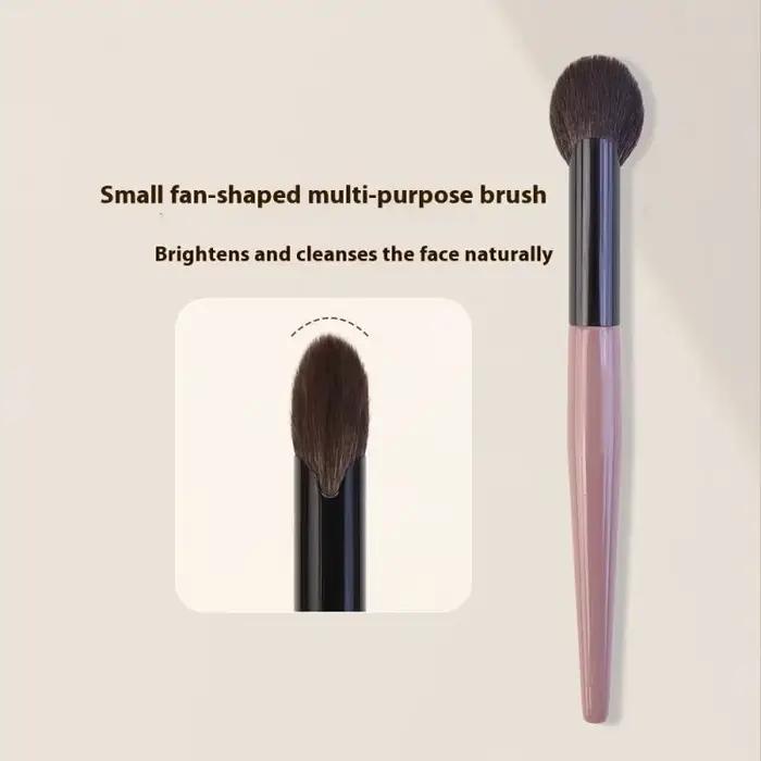 Petit pinceau à Blush en forme d'éventail