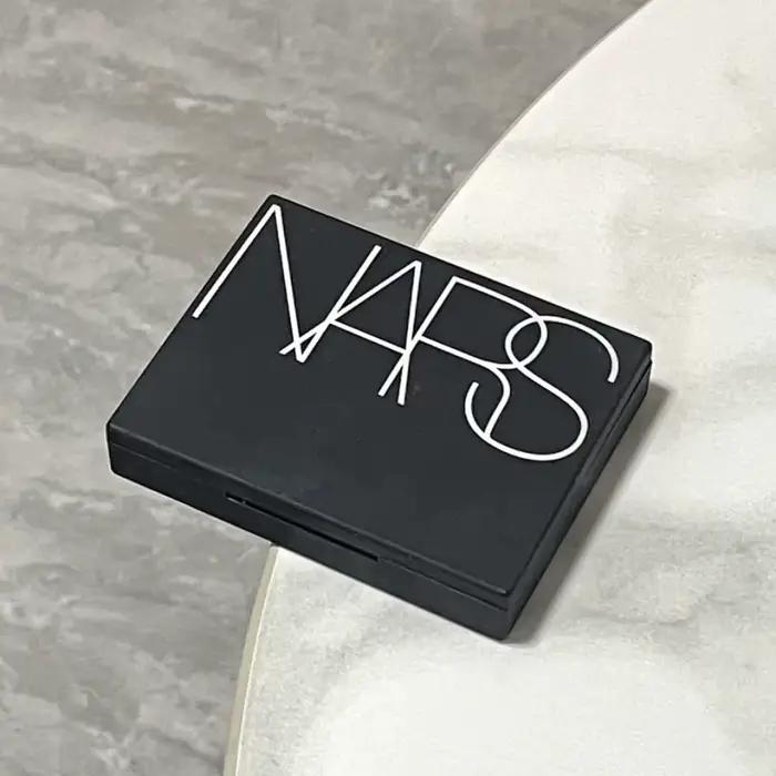 NARS Poudre Compacte Fixatrice Réfléchissante Lumière Effet Cristal Longue Tenue Contrôle Sébum