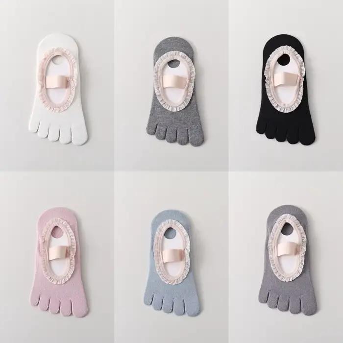 Chaussettes de Pilates à cinq orteils avec grip en silicone plissé, chaussettes courtes souples et élastiques en coton antidérapantes pour le sport