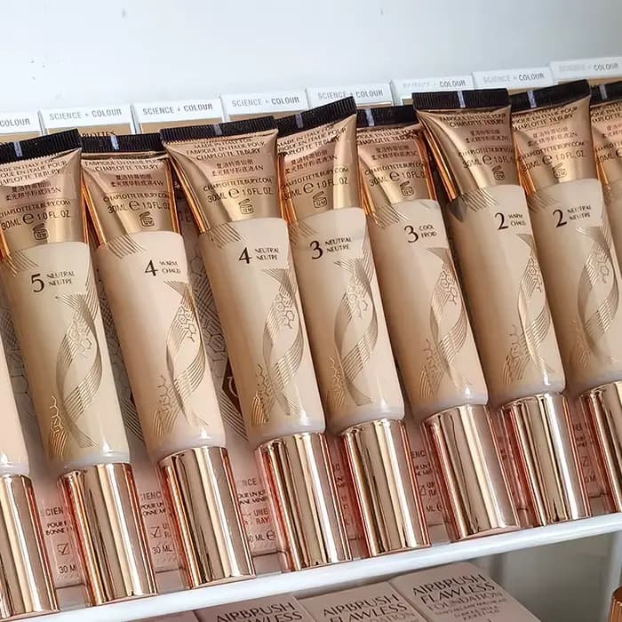 Nouveau fond de teint liquide à l'acide hyaluronique Charlotte Tilbury Soft Light Essence